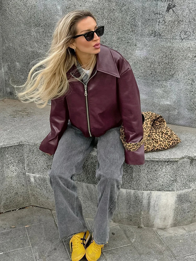 The Burgundy Muse – Hochwertige Lederjacke im Loose-Fit mit Revers und Reißverschluss