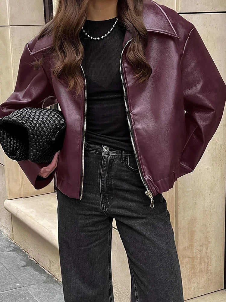 The Burgundy Muse – Hochwertige Lederjacke im Loose-Fit mit Revers und Reißverschluss
